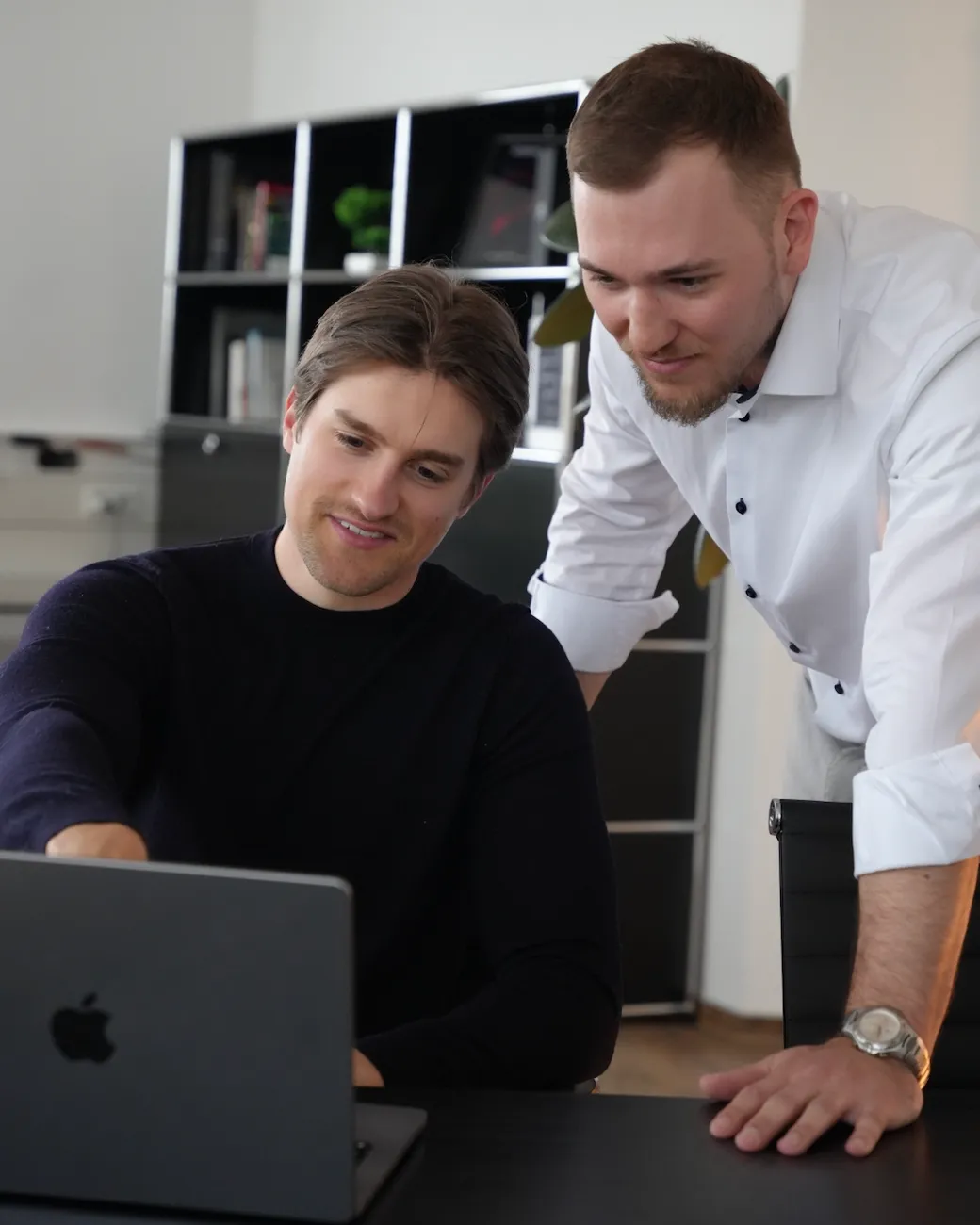 Ben Teige und Justus Cappel bei der gemeinsamen Arbeit am Laptop